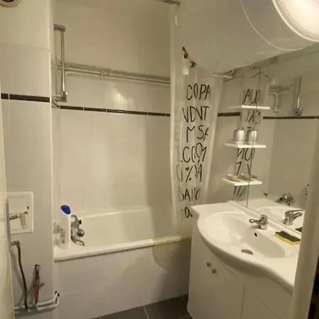 Au Pied Des Pistes. *